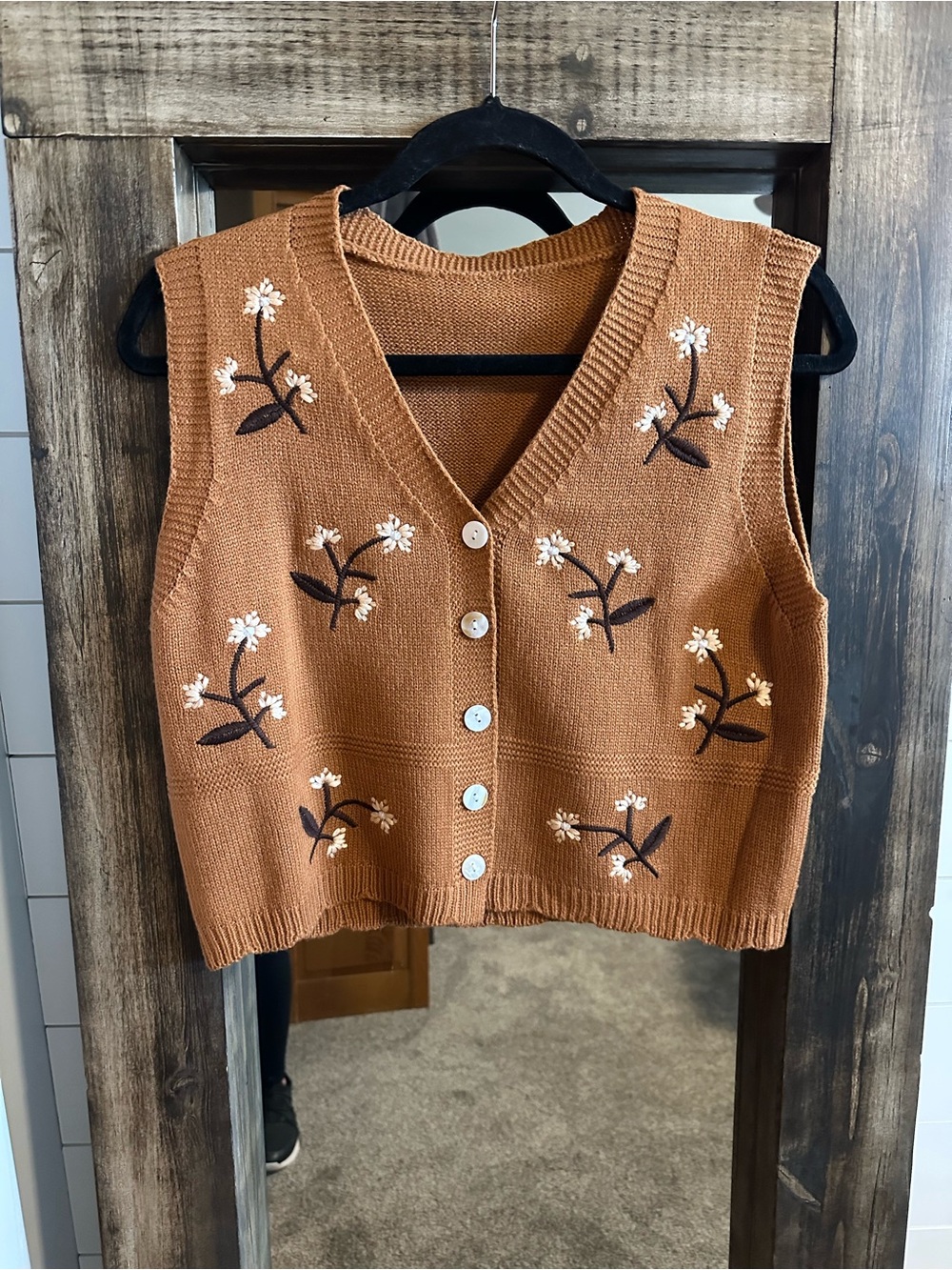 M Brown Floral Embroidered Sweater Vest Cottagecore Boho Floral Coastal Grandma - Picture 2 of 3